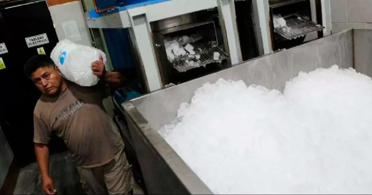 Debido a que las maquinas para producir hielo se están descomponiendo, comercios y supermercados no están siendo surtidos como se debe, informó el comerciante Julián Rodríguez Cavazos