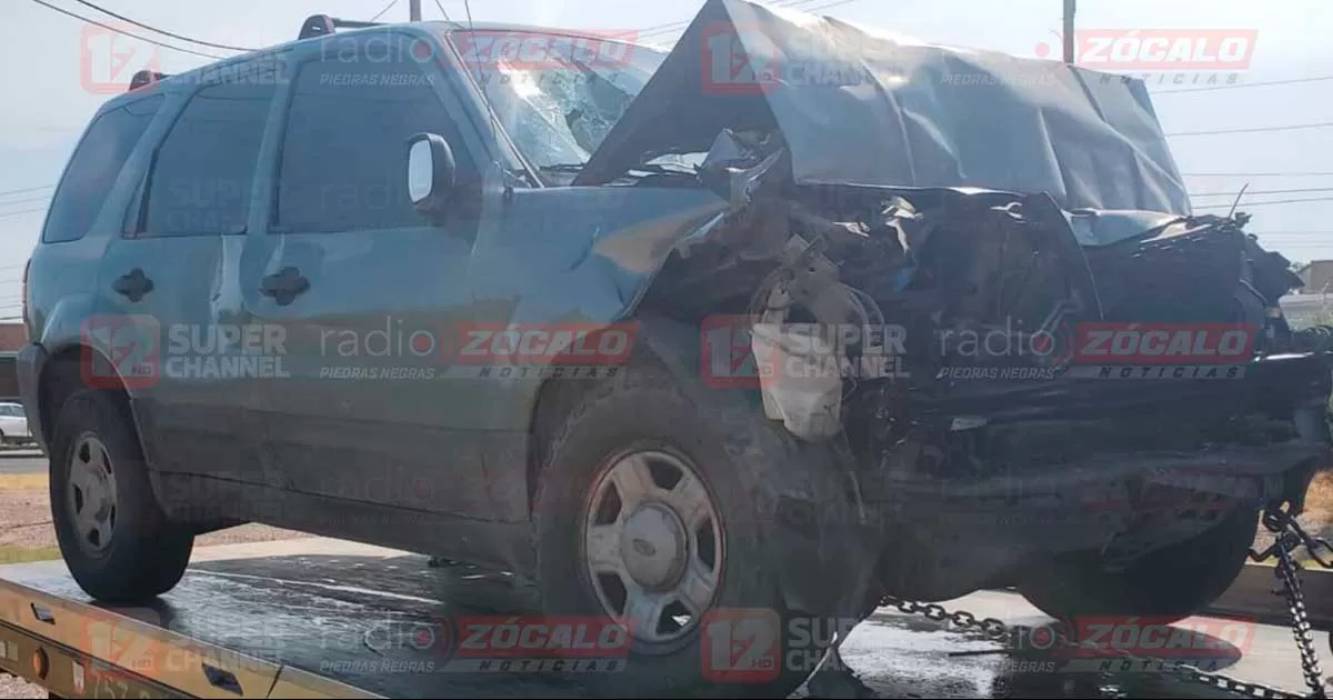 Conductor no cuida su distancia y acaba impactando su camioneta contra la parte trasera de un camión