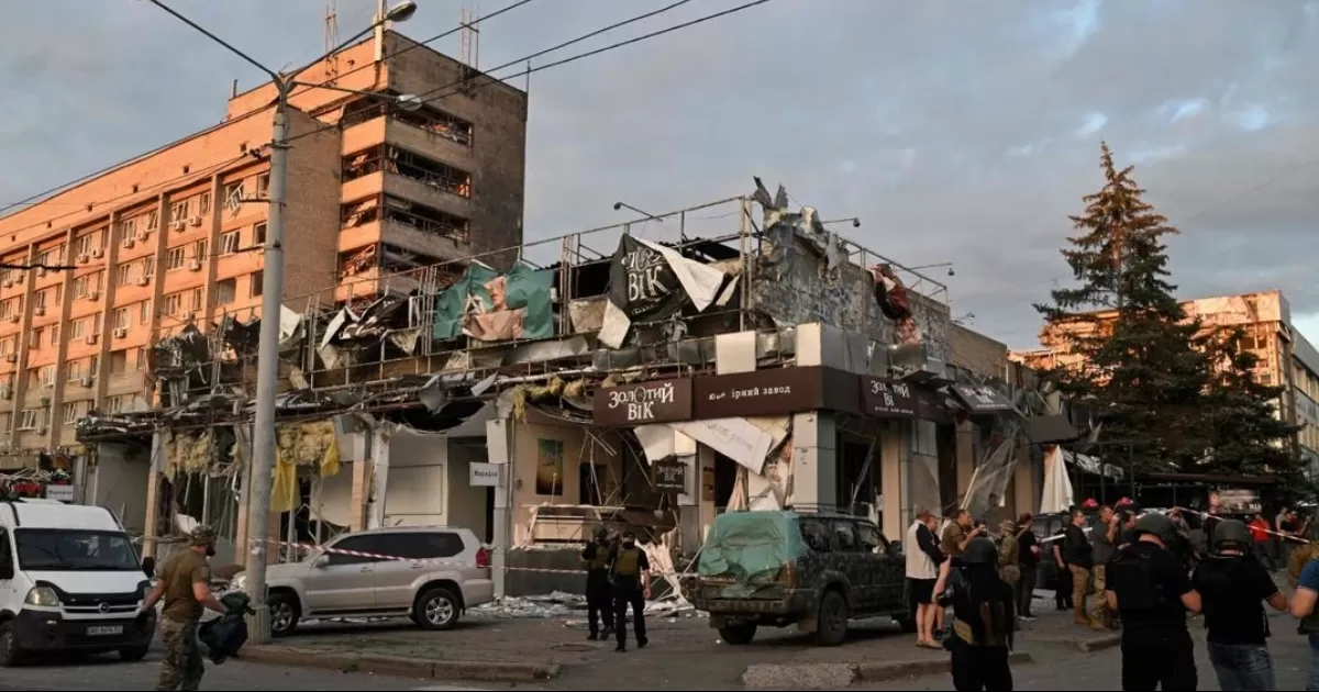 En el ataque ocurrido el martes, tres colombianos resultaron heridos con lesiones leves. Las operaciones de rescate continúan