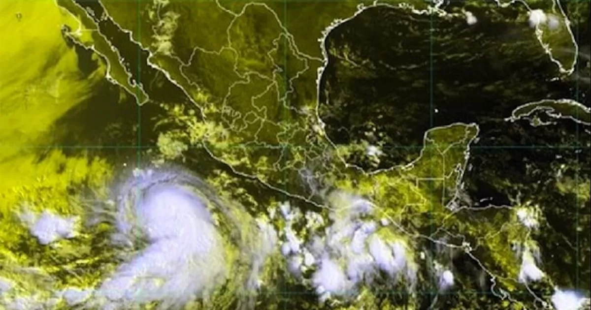 Presenta vientos máximos sostenidos de 120 kilómetros por hora (km/h), rachas de 150 km/h y desplazamiento hacia el oeste a 13 km/h