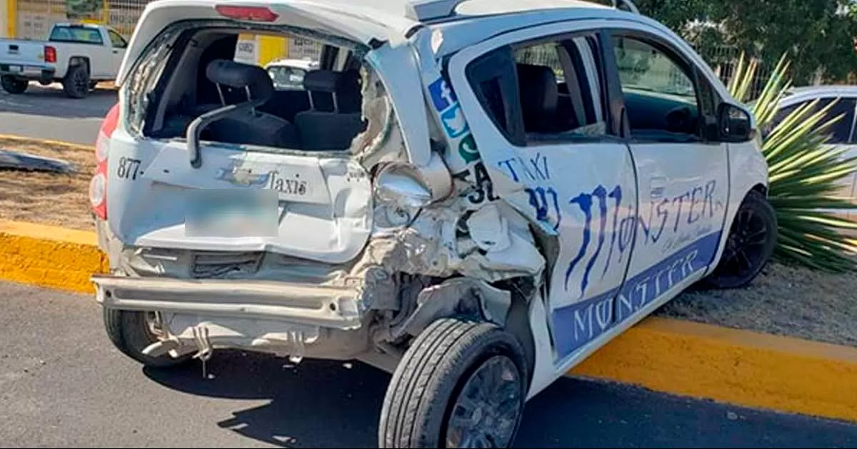 Despistado taxista quedó con su unidad con toda la parte trasera destrozada tras ser impactado por un camión urbano