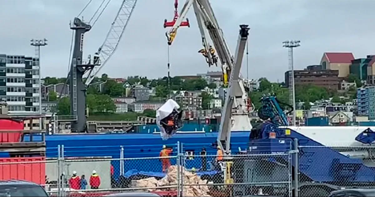 Durante las primeras horas de hoy, el barco canadiense Horizon Arctic depositó en el puerto de San Juan de Terranova, los restos del sumergible Titán.