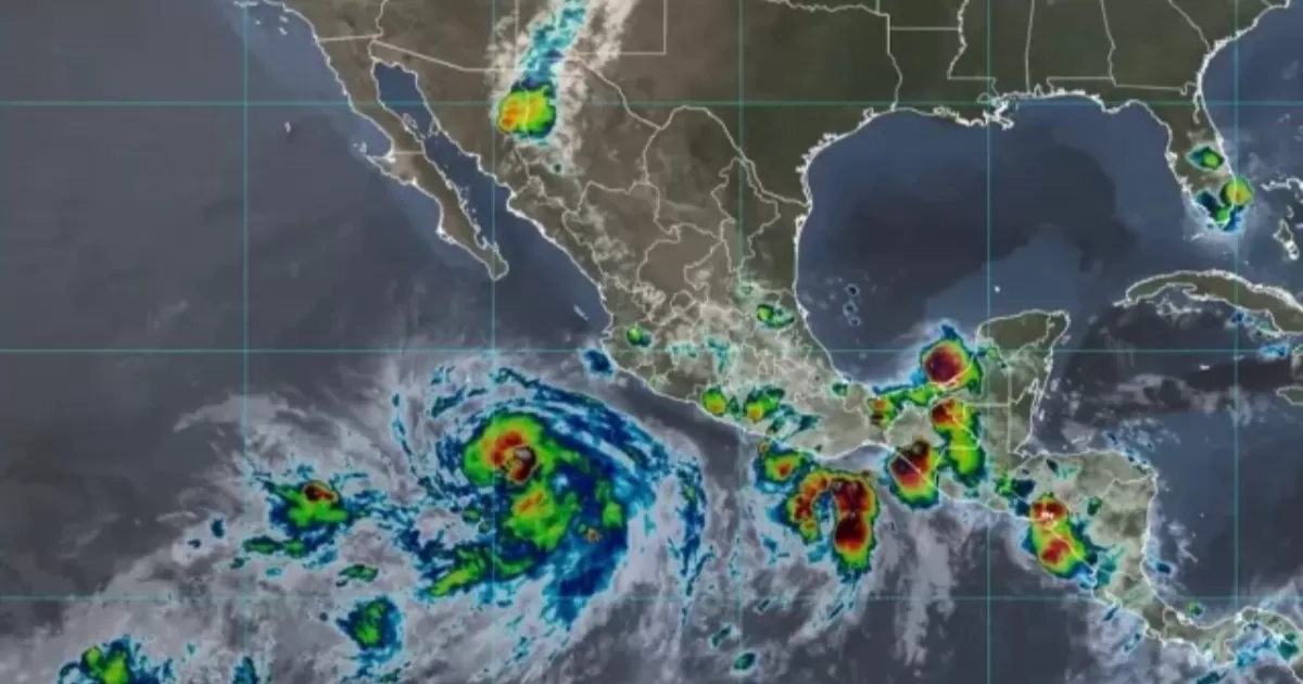 Aunque se aleja del país, el huracán Adrián pega al país con lluvias y vientos muy fuertes en el litoral del occidente.