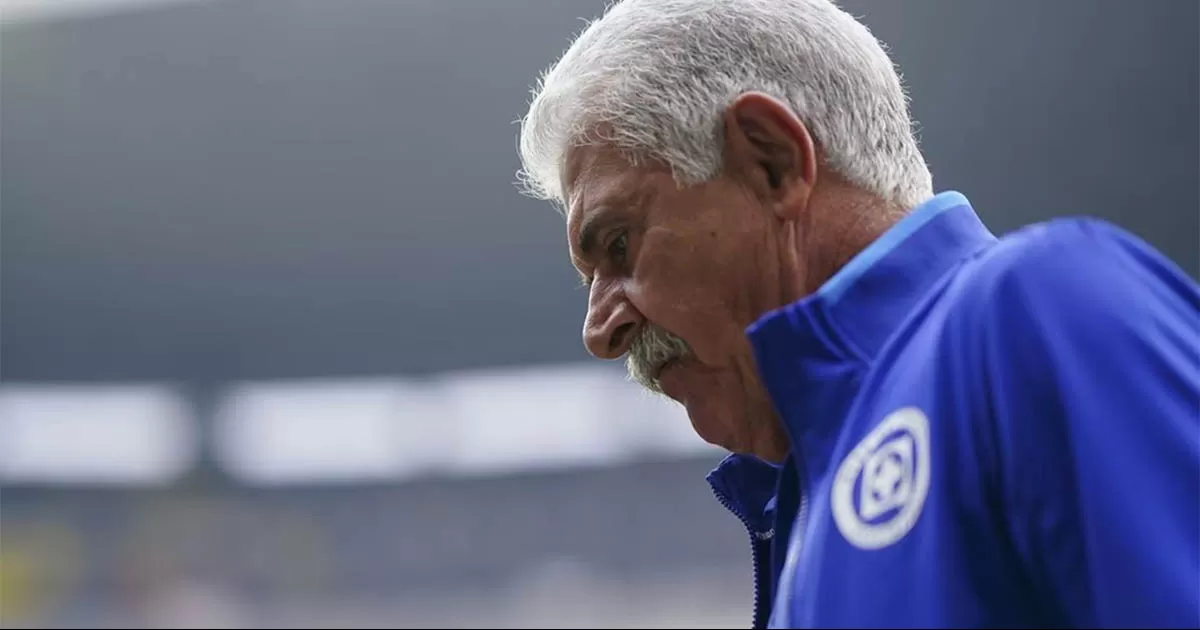 VIDEO: Tuca Ferretti protagoniza arranque de furia y abandona la conferencia de prensa