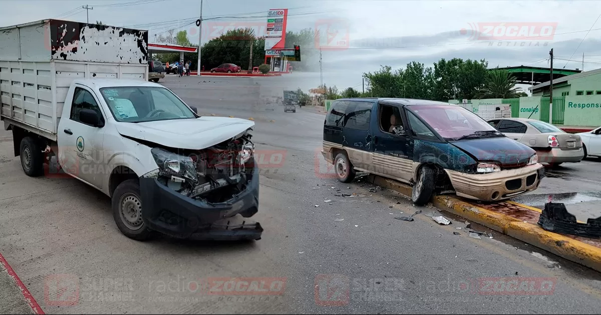 Los tripulantes de la camioneta Pontiac Trans Sport de color verde resultaron policontundidos.