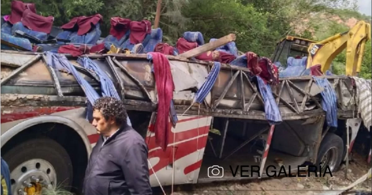 Autobús de pasajeros vuelca y cae a barranco en Oaxaca; reportan 27 muertos