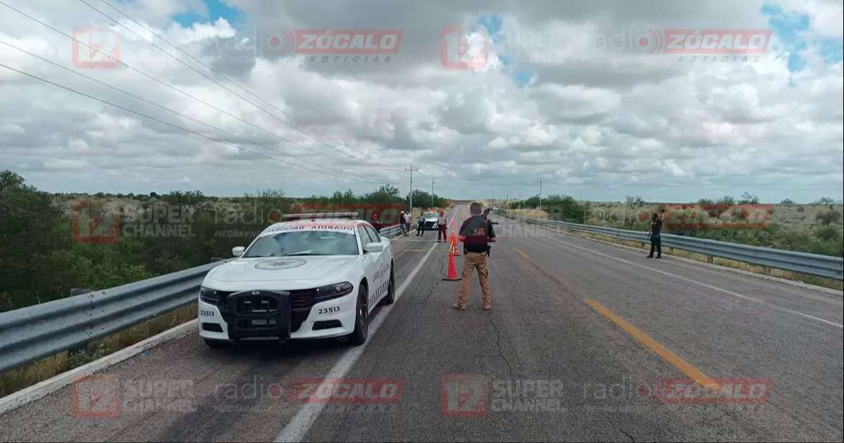 El vehículo fue localizado por las autoridades fuera de la cinta asfáltica y a su lado estaba el cuerpo del fallecido.