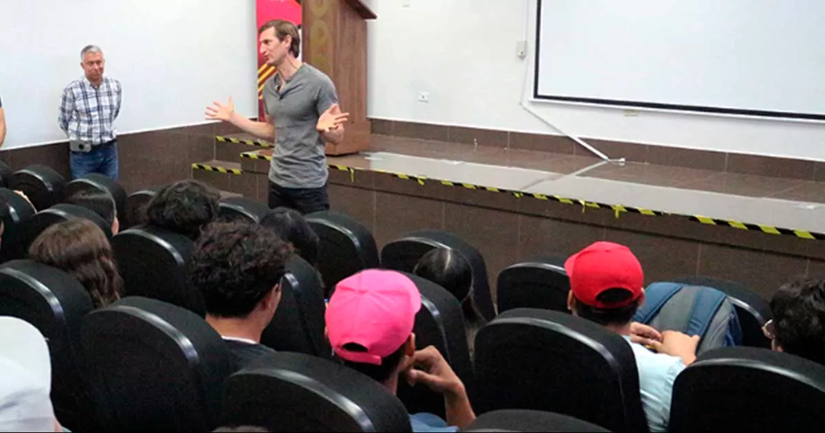 Alumnos del plantel disfrutaron de una exitosa conferencia brindada por el motivador Ricardo Perret