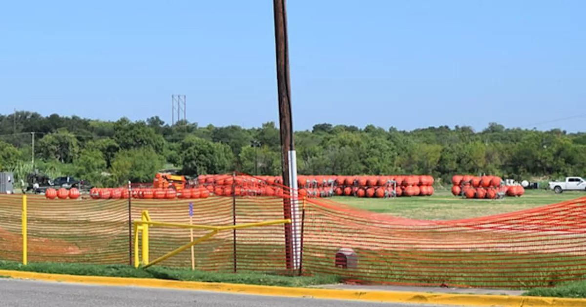 Compañía privada inicia movilización de boyas al sur de los puentes internacionales.