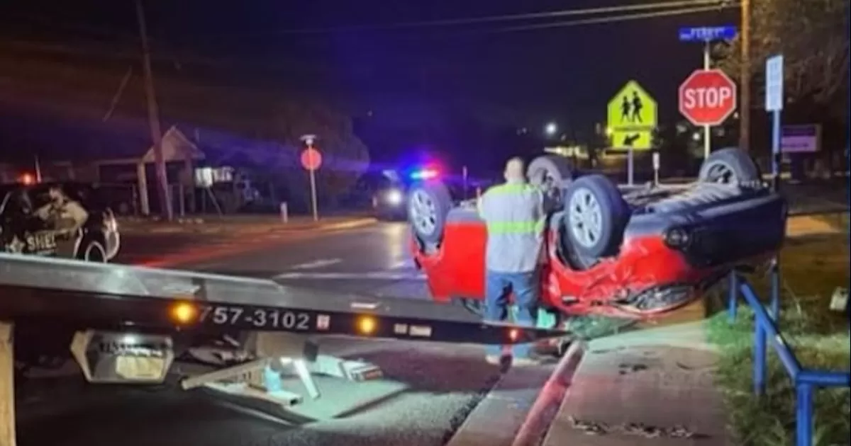 Huye de patrulleros y acaba volcándose en Eagle Pass