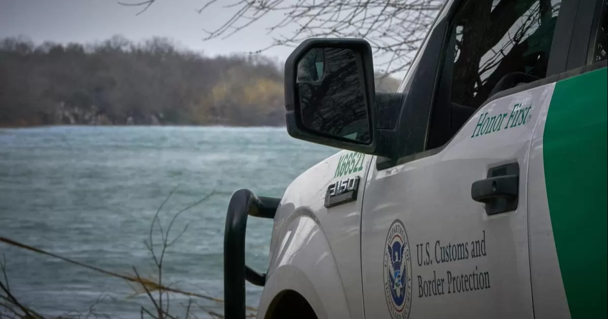 El hombre estaba vestido y hasta tenía puestos unos tenis color rojo y según la autoridad, ya tenía tiempo de haber fallecido.