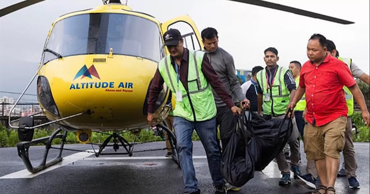 El helicóptero golpeó primero un árbol y luego se estrelló contra el suelo dentro del bosque