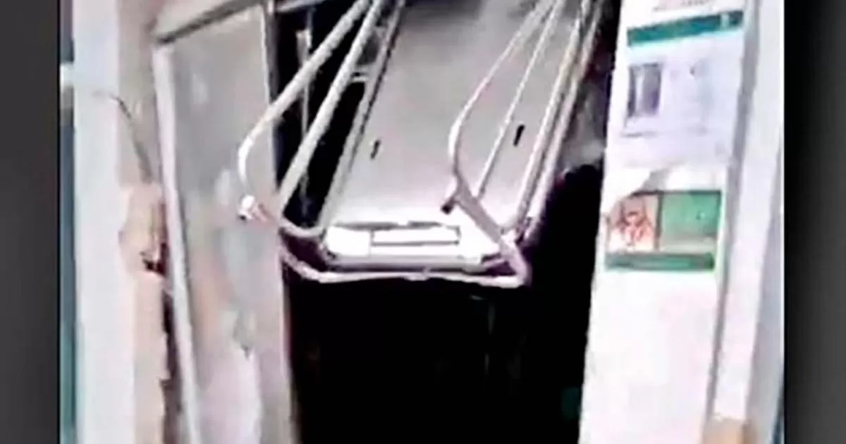 Antes de que la camilla entrara por completo, las puertas se cerraron, el ascensor empezó a subir y prensó las piernas de la niña