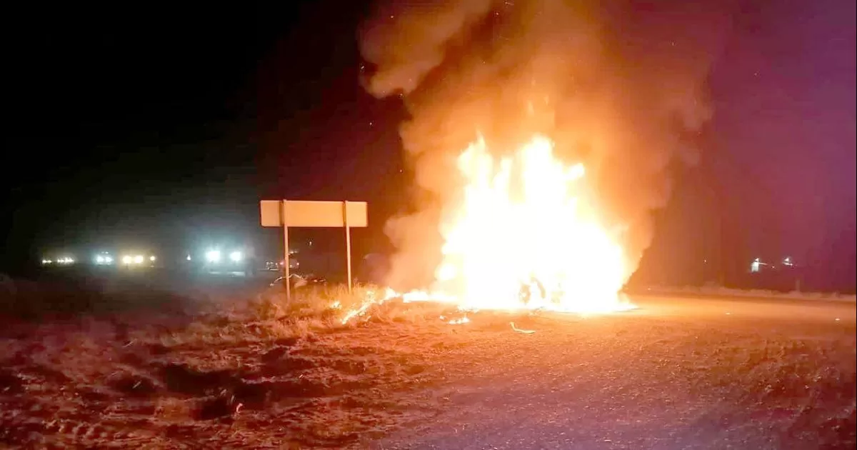 Se quema vehículo en la delegación V. Carranza