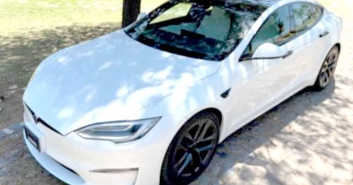 Aseguran en Aduana un Tesla ‘chueco’