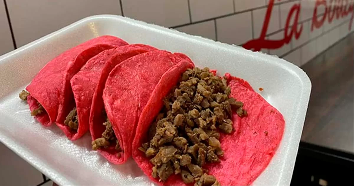 Las imágenes del taco rosa ya se han hecho virales destacando el interés por ir a probarlos.