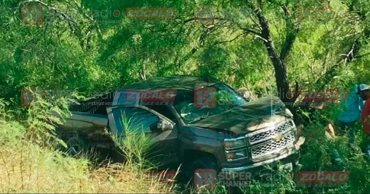 Se accidenta y abandona camioneta en ejido Los Novillos