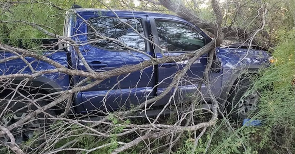 Dejó abandonados auto, documentos, un arma y 3 migrantes, se investiga del lado mexicano a sujeto apodado 'El Samuray'