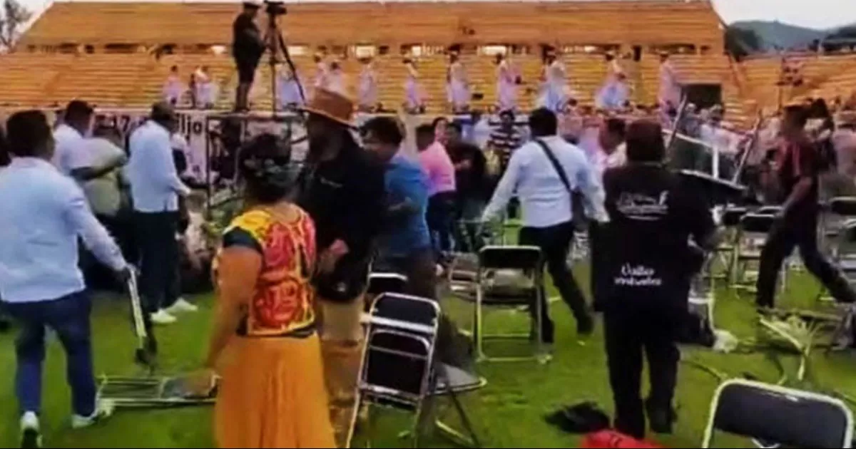 En redes sociales circulan videos en los que asistentes al evento sostienen un enfrentamiento a golpes.