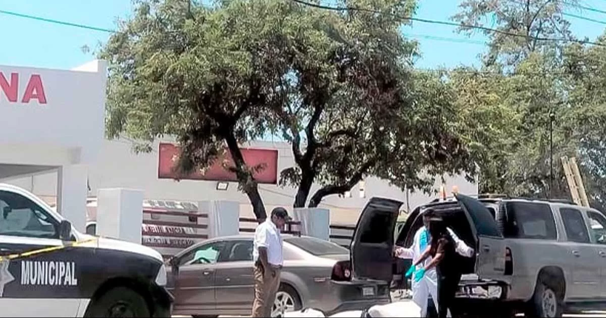 Un hombre fue llevado por elementos policiacos para ser atendido, pero en la Cruz Roja corroboraron que ya estaba muerto.