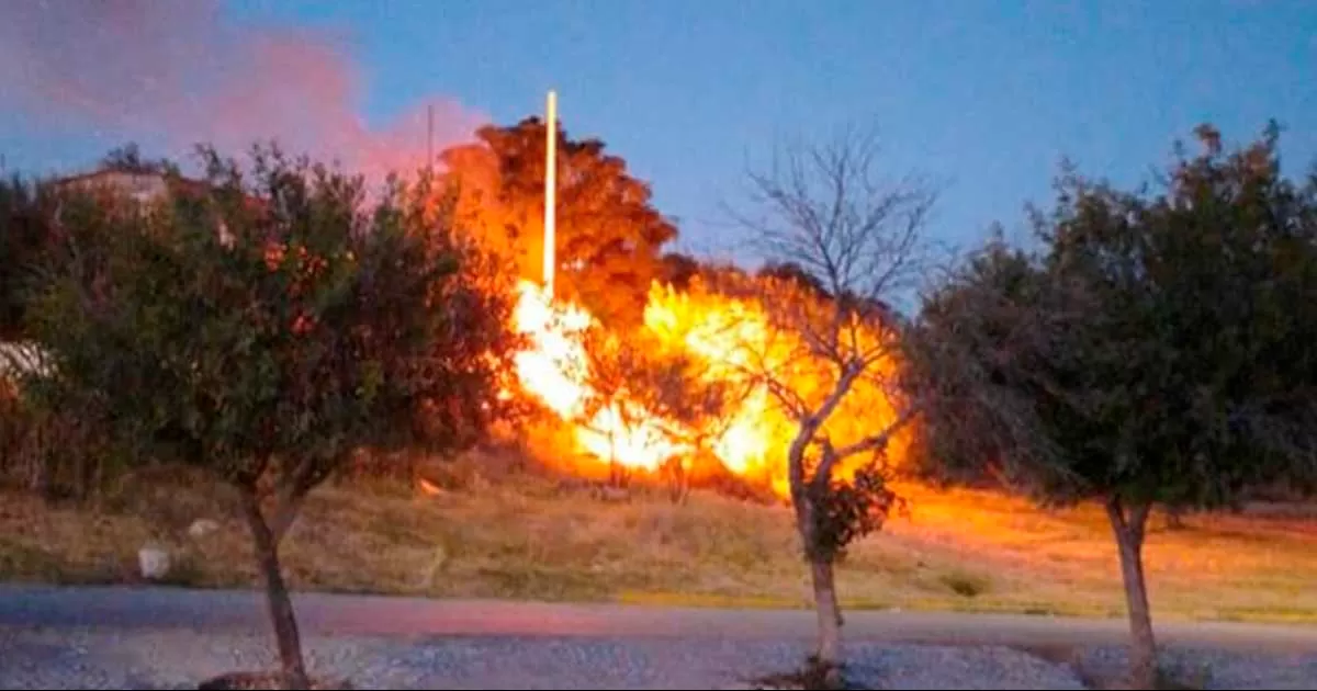 Arde pastizal en terreno baldío de Acuña