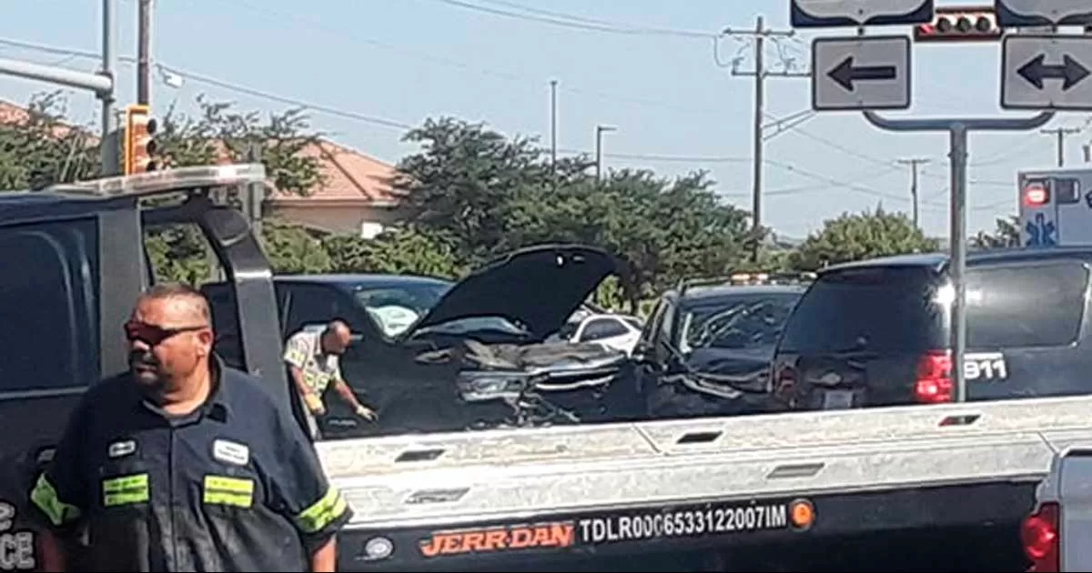 Con este accidente, ya van dos choques registrados en el conocido cruce, el primero ocurrió alrededor del mediodía de este jueves, dejando cuantiosos daños materiales