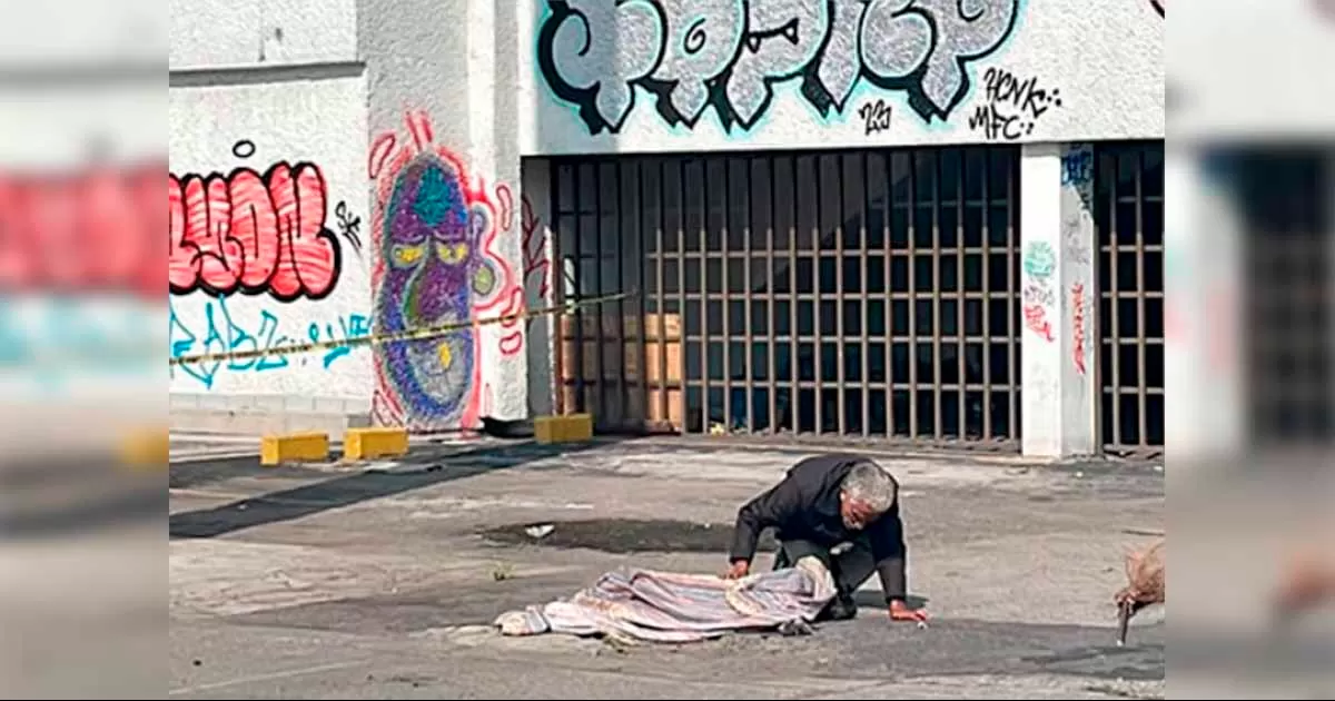 Aunque no se aprecia en la grabación, la versión de las autoridades señala que el asaltante le disparó al animal de compañía.