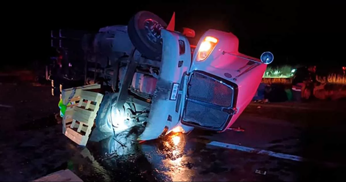 Volcadura en carretera 57 deja pérdidas cuantiosas