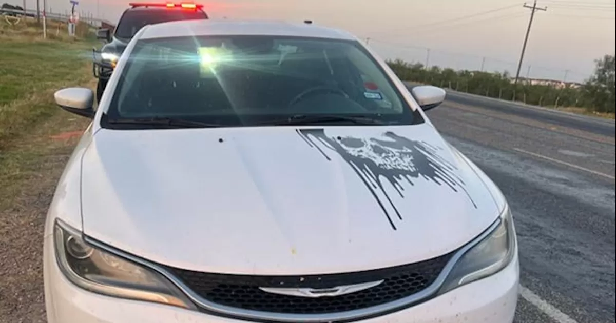 Traficantes llevaban en la cajuela a un migrante mexicano en Eagle Pass