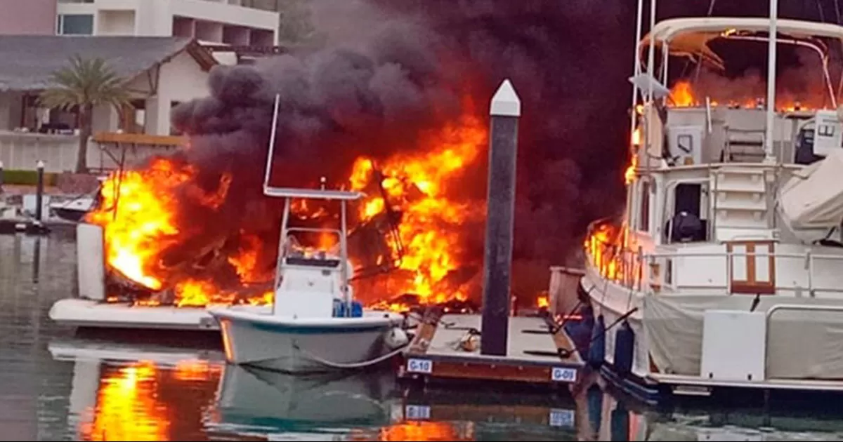 Un incendio en la marina Costa Baja, en La Paz, Baja California Sur, dejó al menos tres yates calcinados, un muerto y tres personas heridas