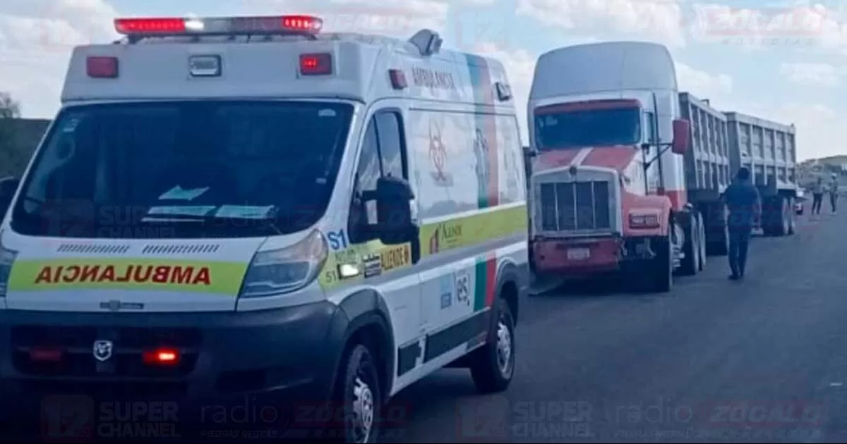 Según testigos al parecer los conductores iban discutiendo por lo que el tractocamión embiste por un costado al otro vehículo.