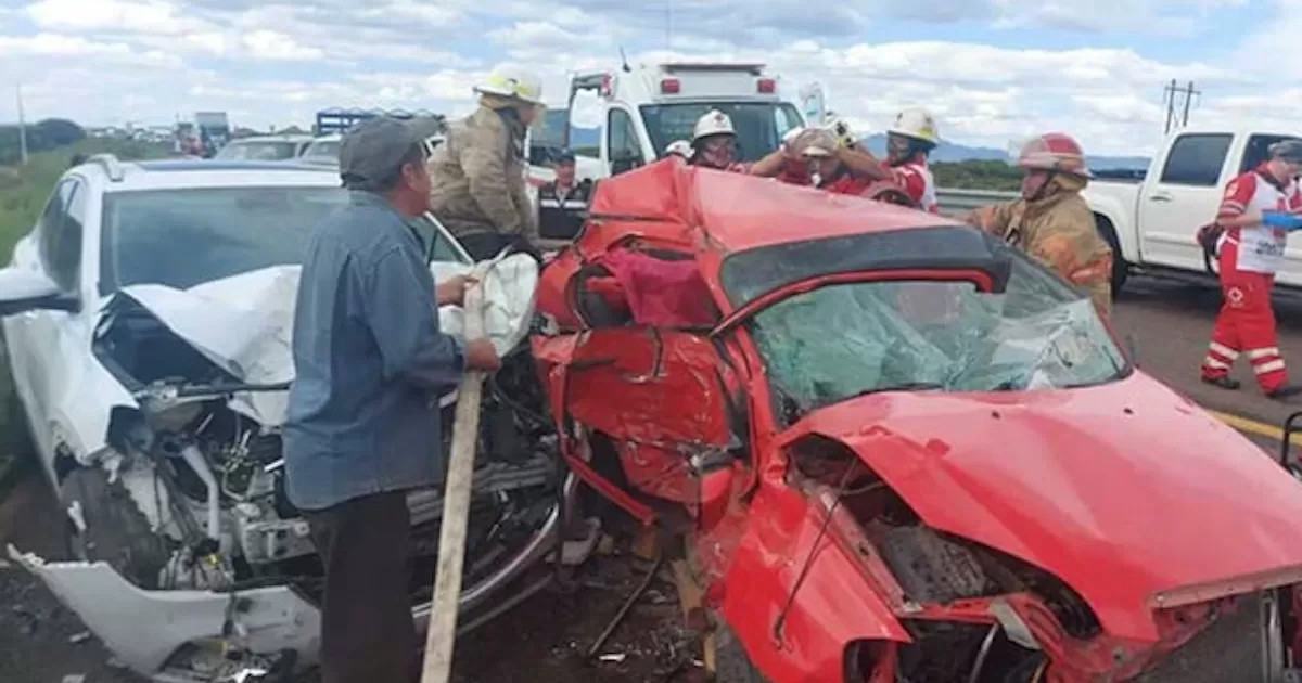 Dos adultos y una menor de cinco años y en bebé de meses fallecieron este lunes por la parte en la carretera Durango-Parral