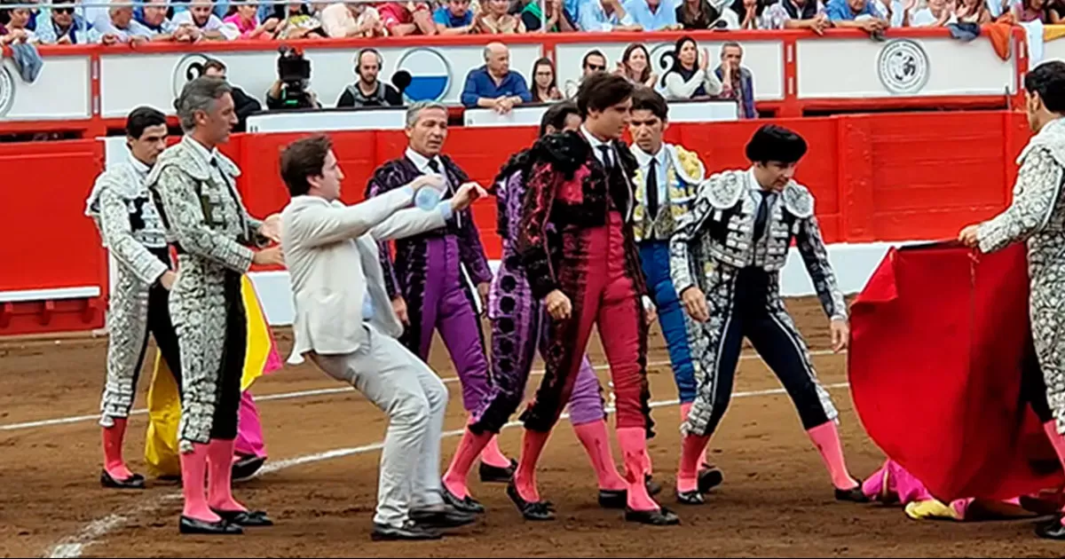 Roca Rey, se lleva dos cogidas, pero sale victorioso