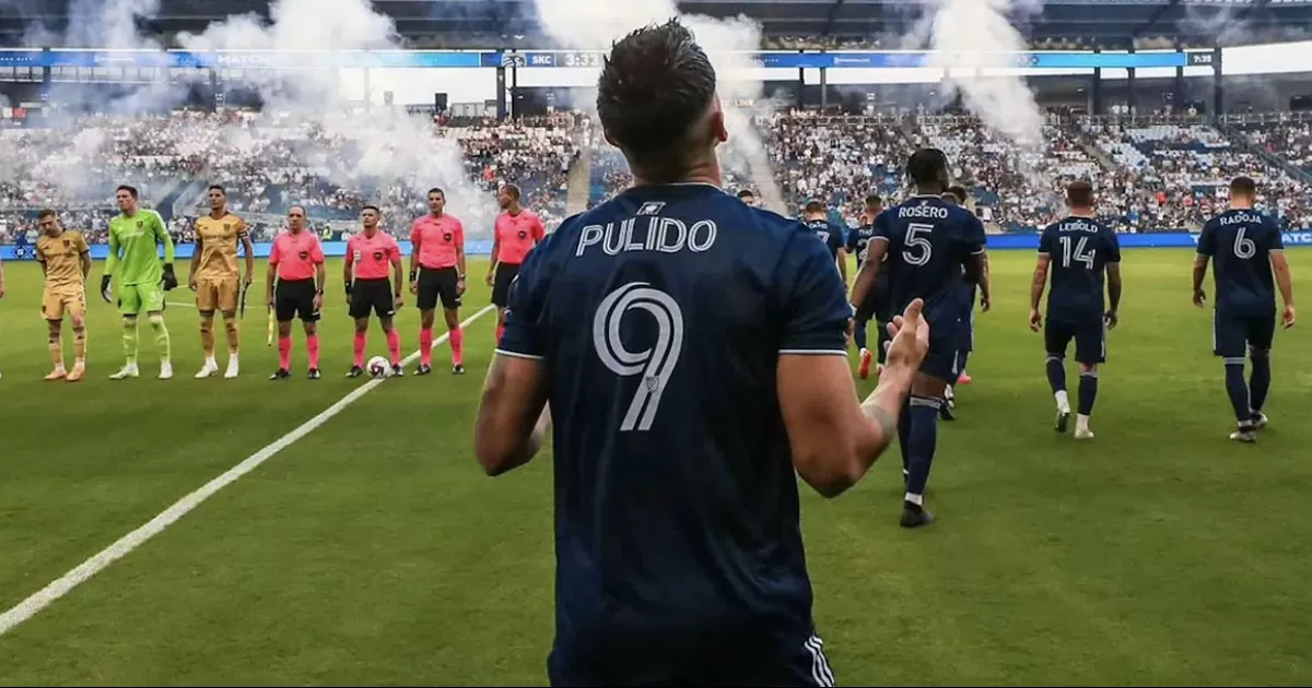 Alan Pulido fue expulsado al minuto 30 del juego ante Cincinnati tras propinarle un cabezazo a Yerson Mosquera