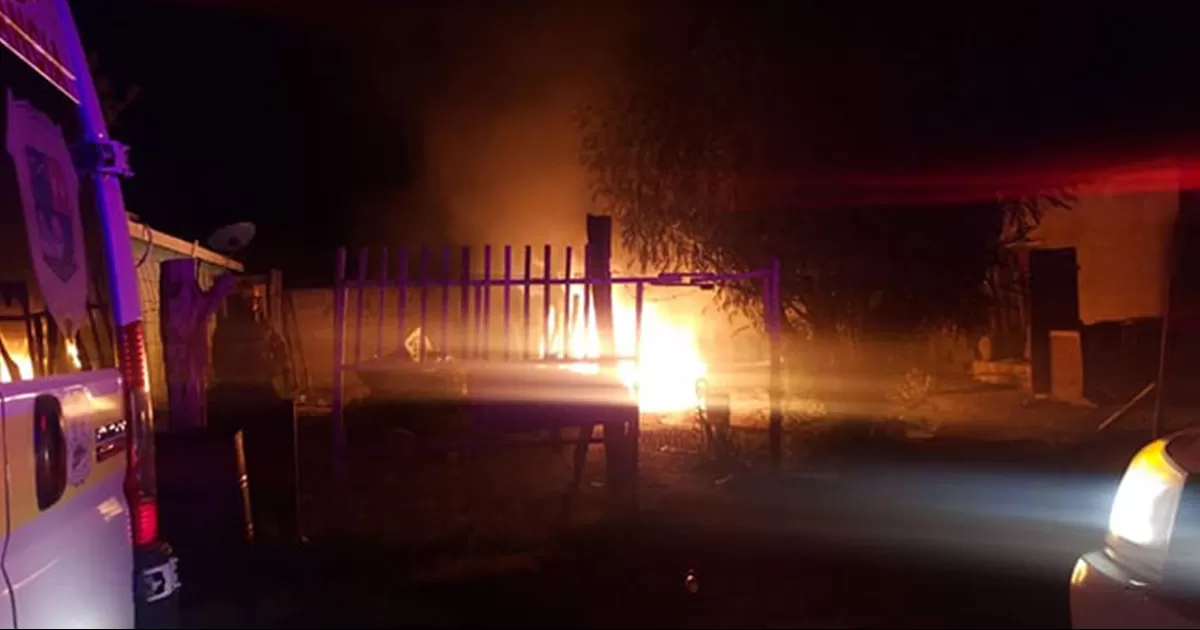 Arrasa incendio con casa en Allende