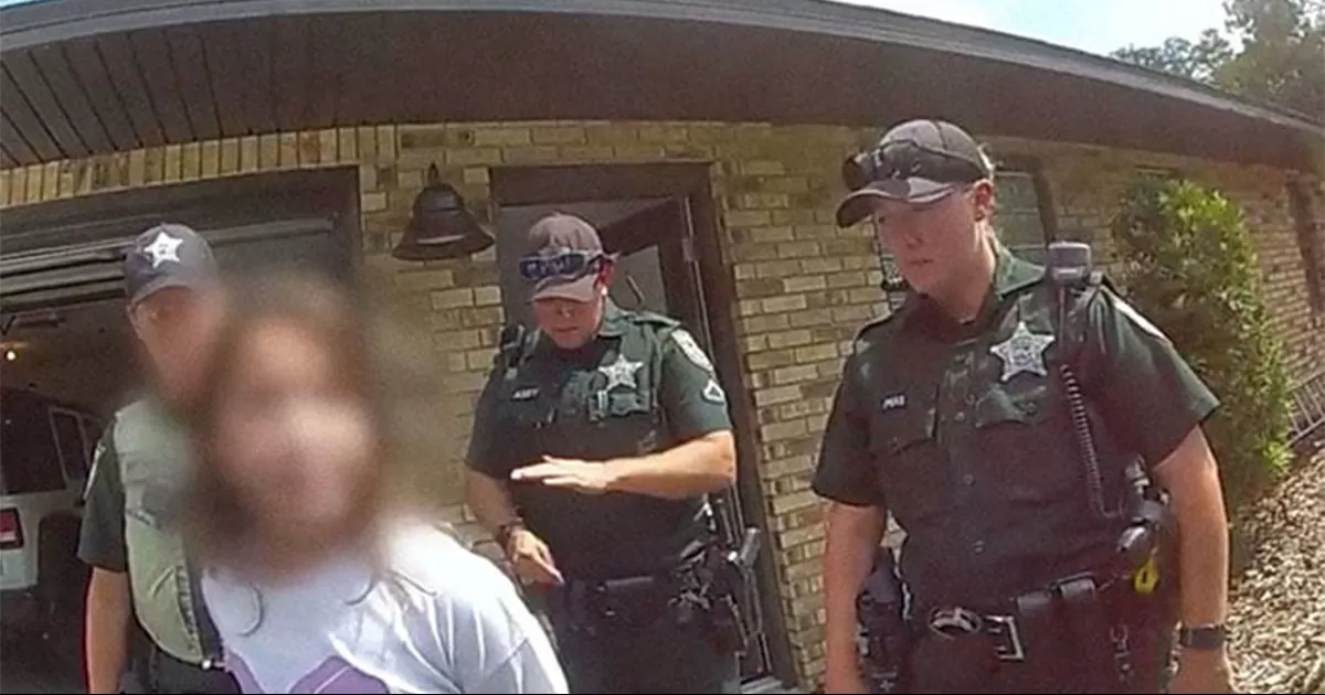 Está acusada de presentar una denuncia falsa sobre el uso de un arma de fuego de manera violenta, un delito grave, y el uso indebido del 911