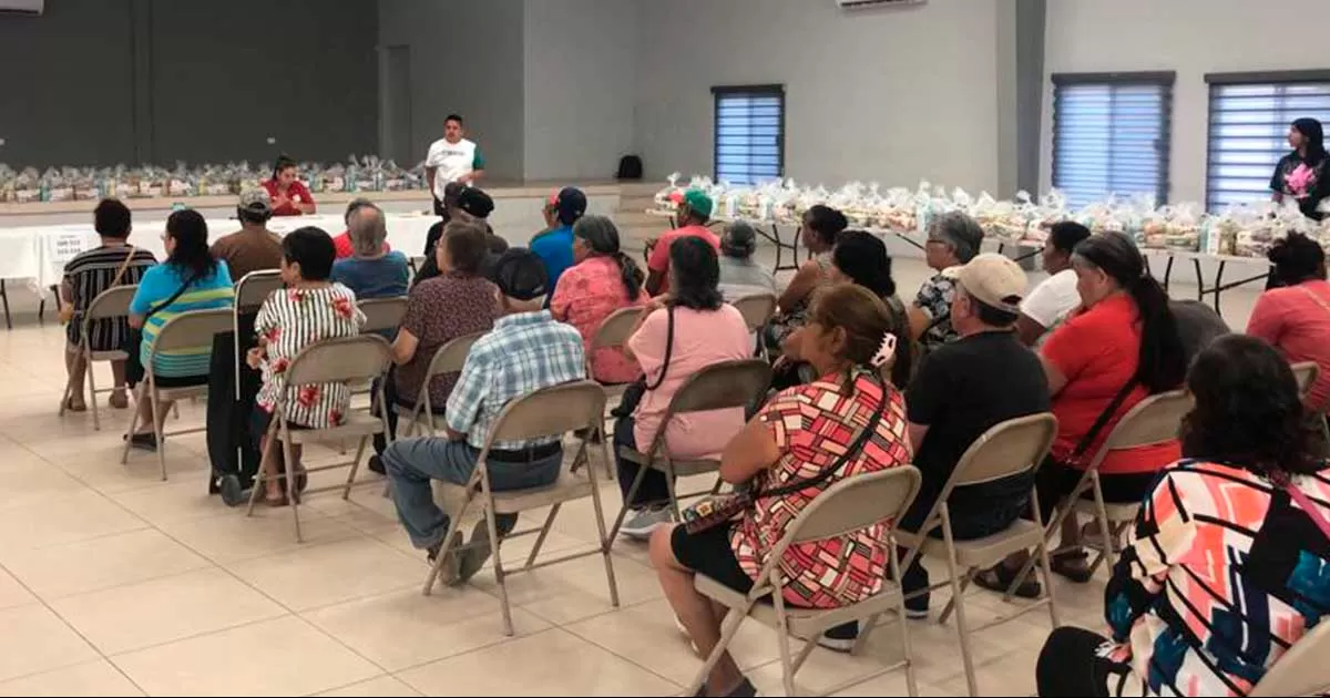 Los beneficiarios del programa estuvieron recibiendo sus despensas correspondientes al mes de julio en el Auditorio Municipal 21 de Febrero.