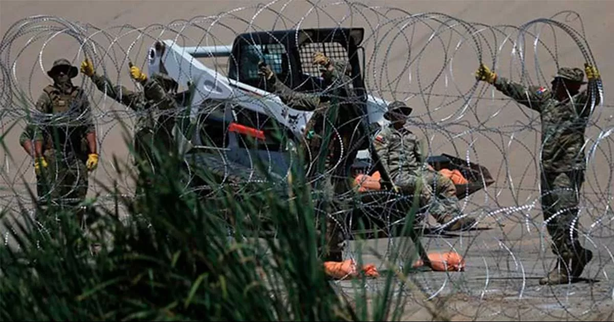 Texas refuerza barricada de alambre pese a orden del Gobierno de EU para retirarla
