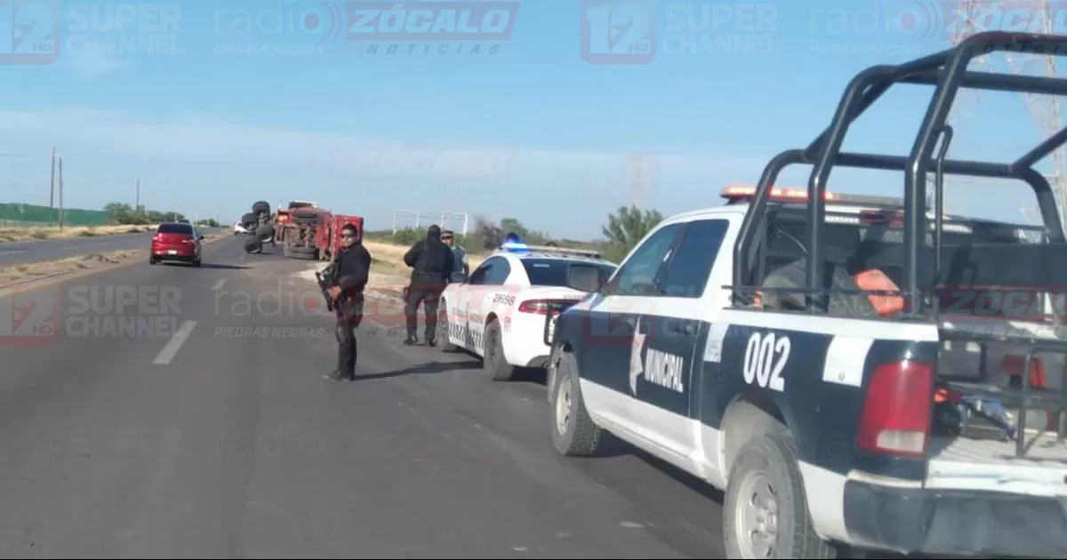 Se desprende caja de tráiler en la carretera 57