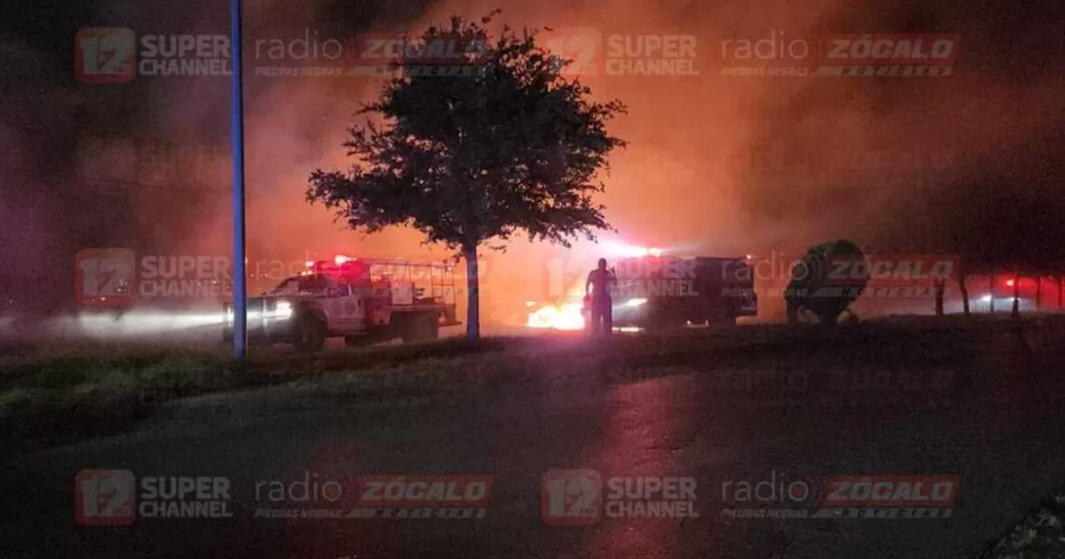 Se accidentan jovencitas, se incendia su vehículo y dejan sin electricidad 5 colonias en PN