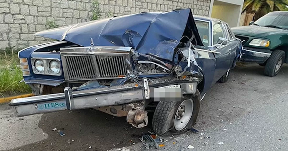 Dormita y se impacta con su camioneta en dos autos en Sabinas