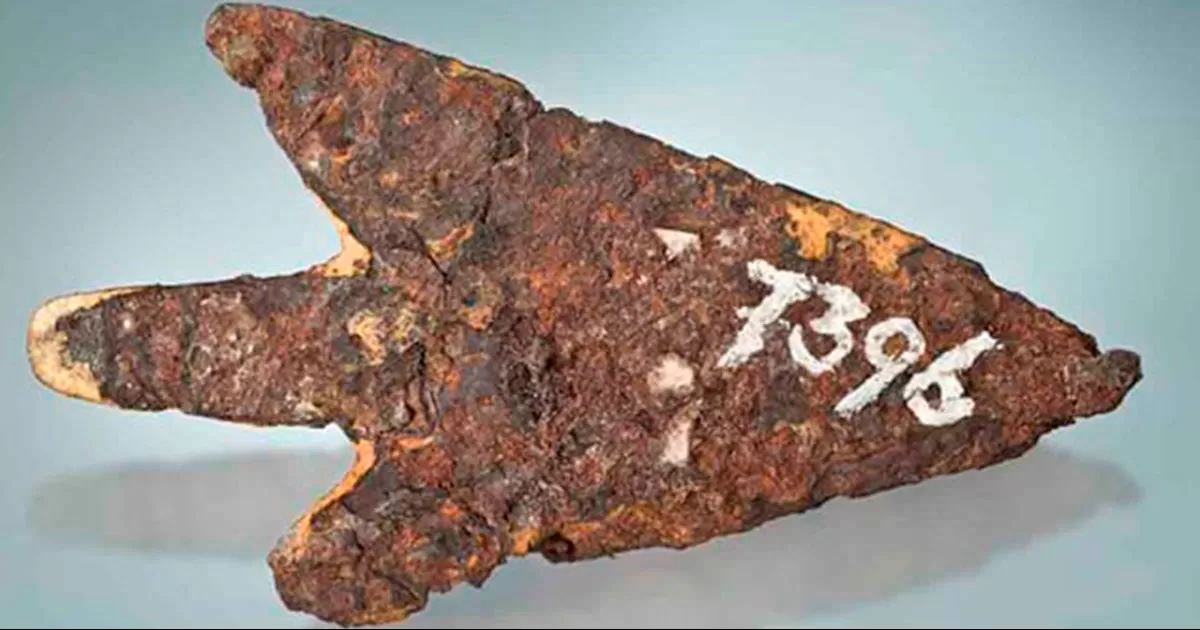 La punta de flecha de la "era espacial" es sólo uno de los tres objetos metálicos alienígenas descubiertos en Europa central.