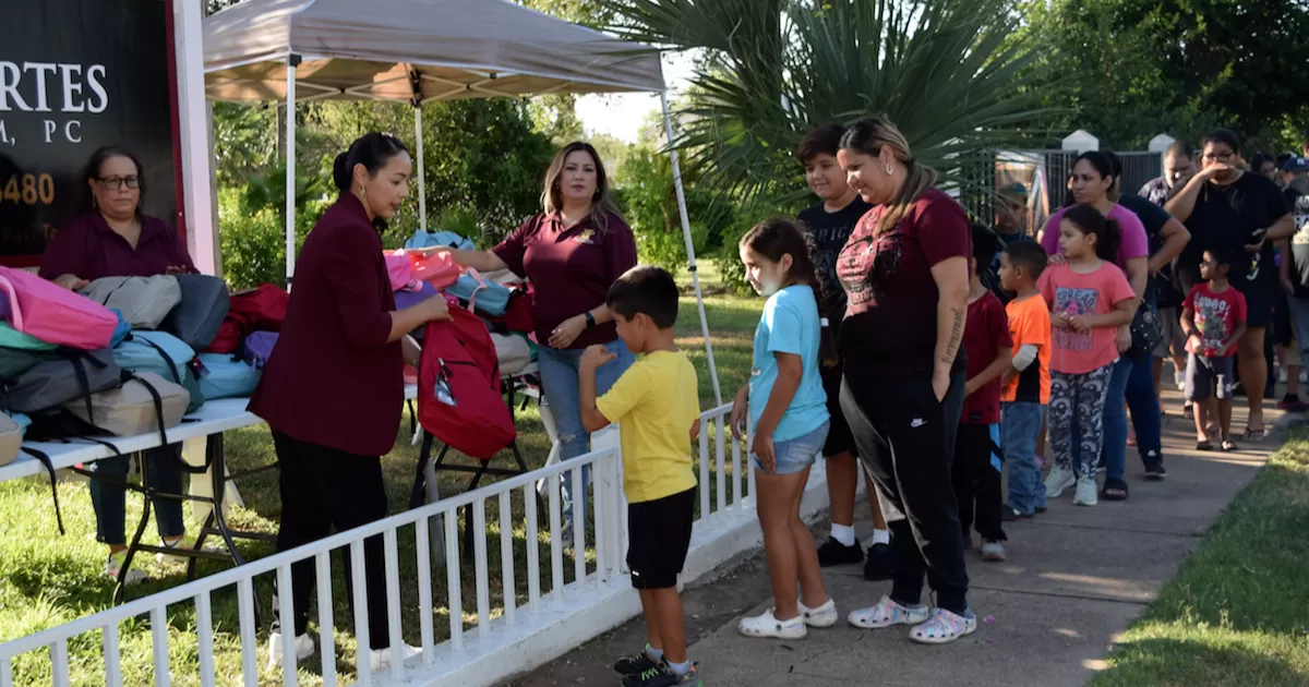 Madres con sus hijos estudiantes se congregan para recibir el apoyo gratuito