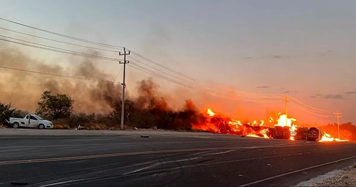 Cierran Carretera a Colombia por más de 12 horas tras volcadura e incendio de pipa