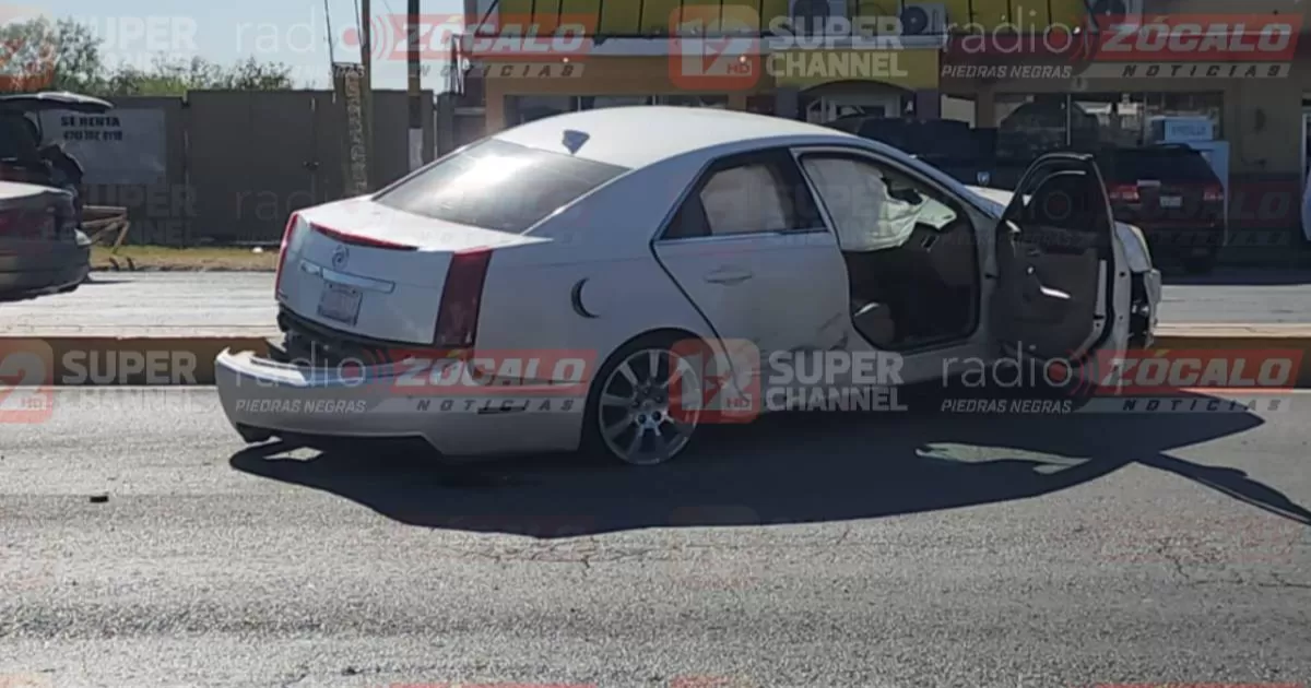 Lo chocan y se sube a camellón