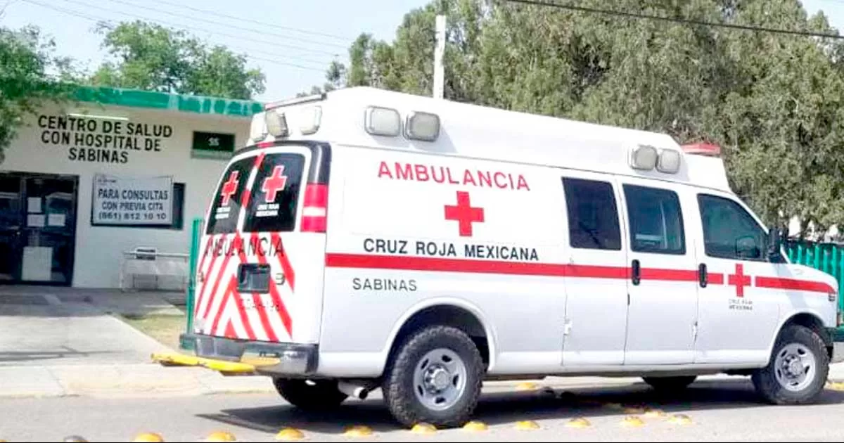 Salen dos lesionados al chocar en una moto en Sabinas