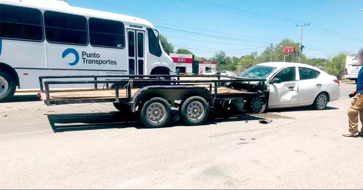 Se desprende traila y se impacta contra un automóvil