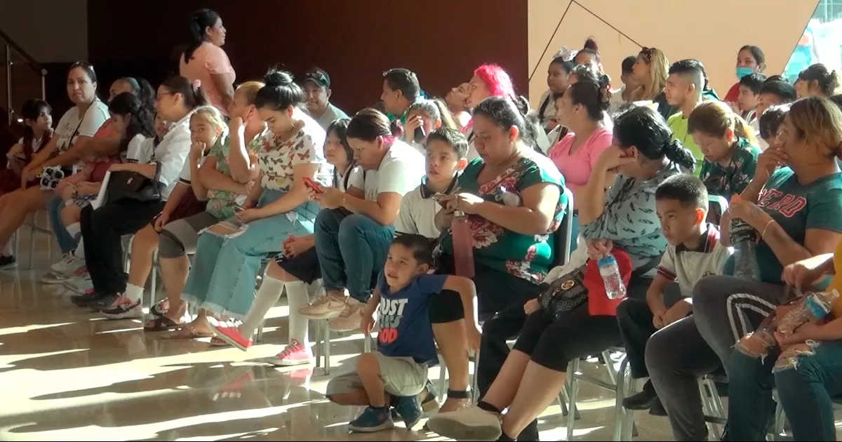 Inicia entrega de becas CoNTodo; benefician a 8 mil 500 alumnos