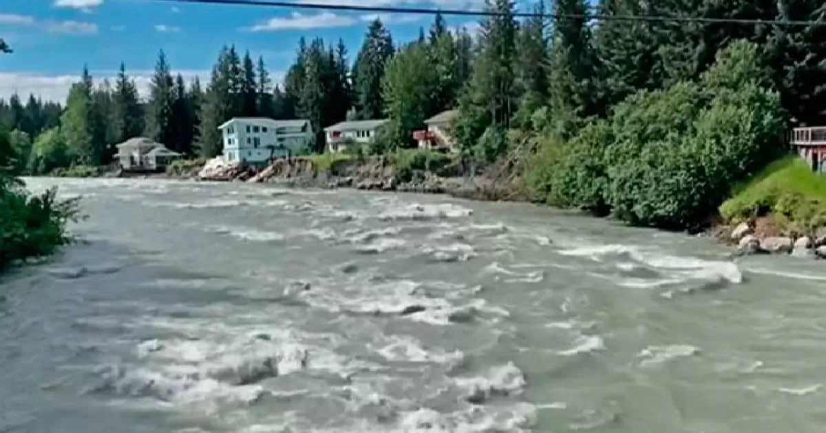 En cuestión de horas, el agua helada dañó algunas casas y envió a dos construcciones de varios pisos al río