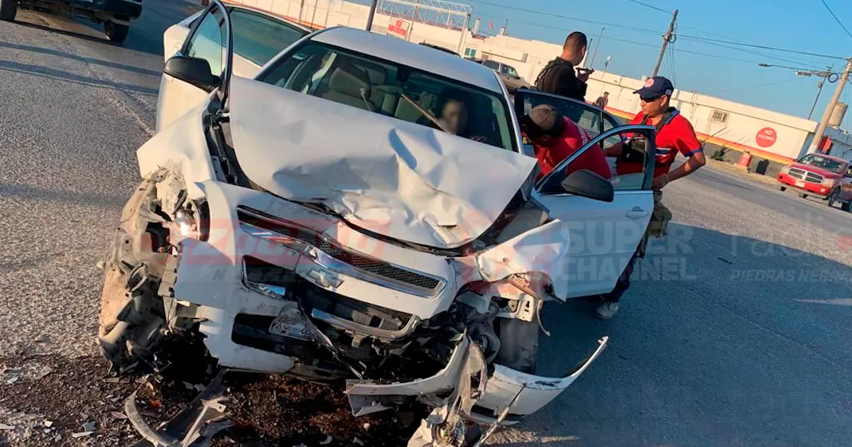 El vehículo afectado quedó dañado de la parte frontal en su totalidad.